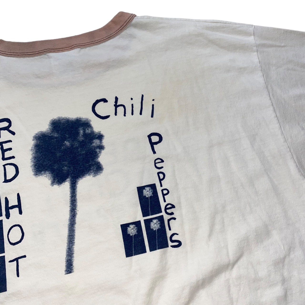 vintage 2002’s Red Hot Chili Peppers trim tee