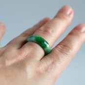 【16号】ホワイトとグリーンのバランスが絶妙な天然翡翠リング！  くり抜き甲丸リング 緑マーブル模様 A貨翡翠 jd_rg1493