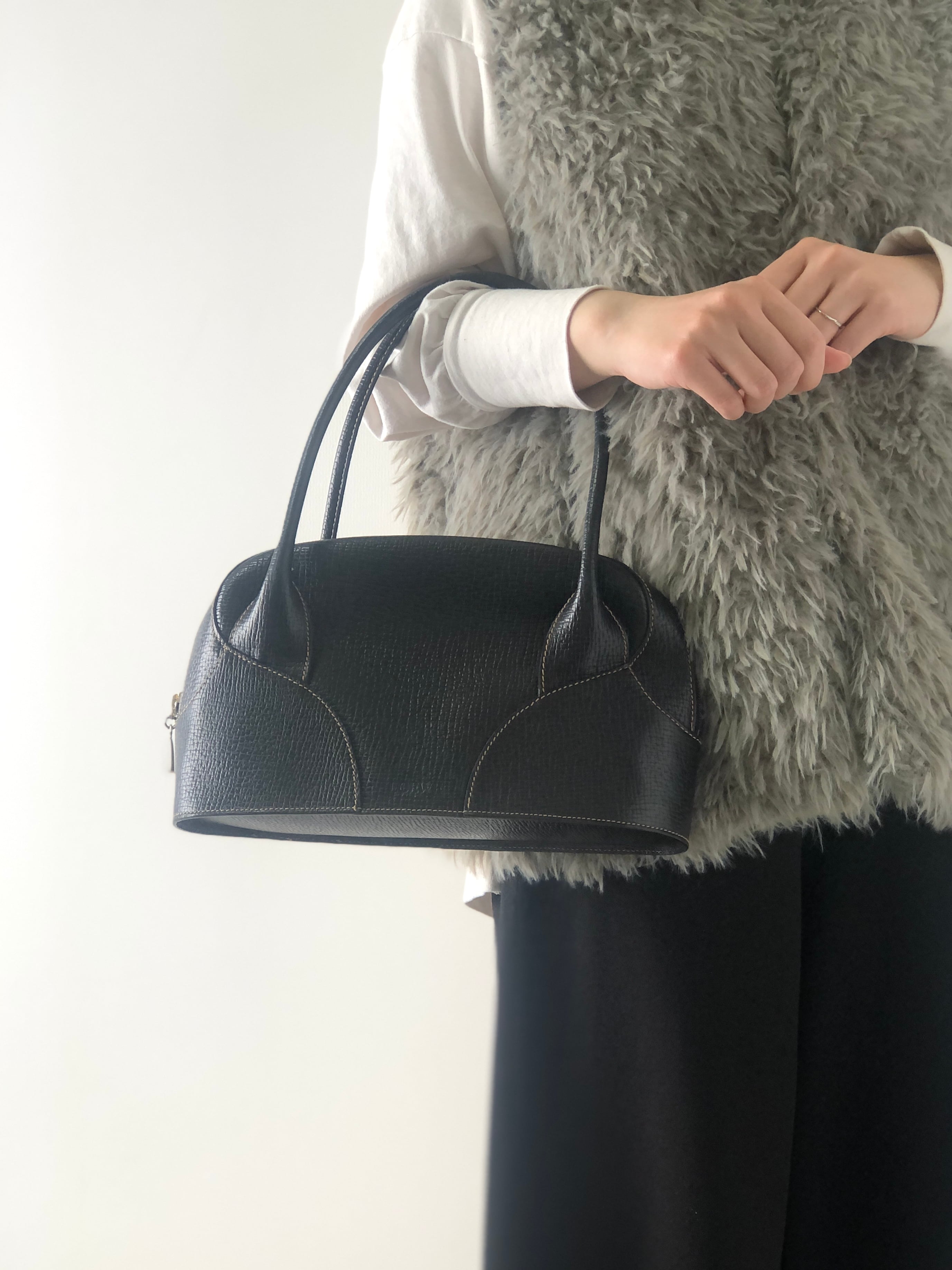 LOEWE ロエベ ロゴ型押し レザー ハンドバッグ ブラック vintage LOEWE ロエベ ロゴ型押し レザー ハンドバッグ ブラック vintage
