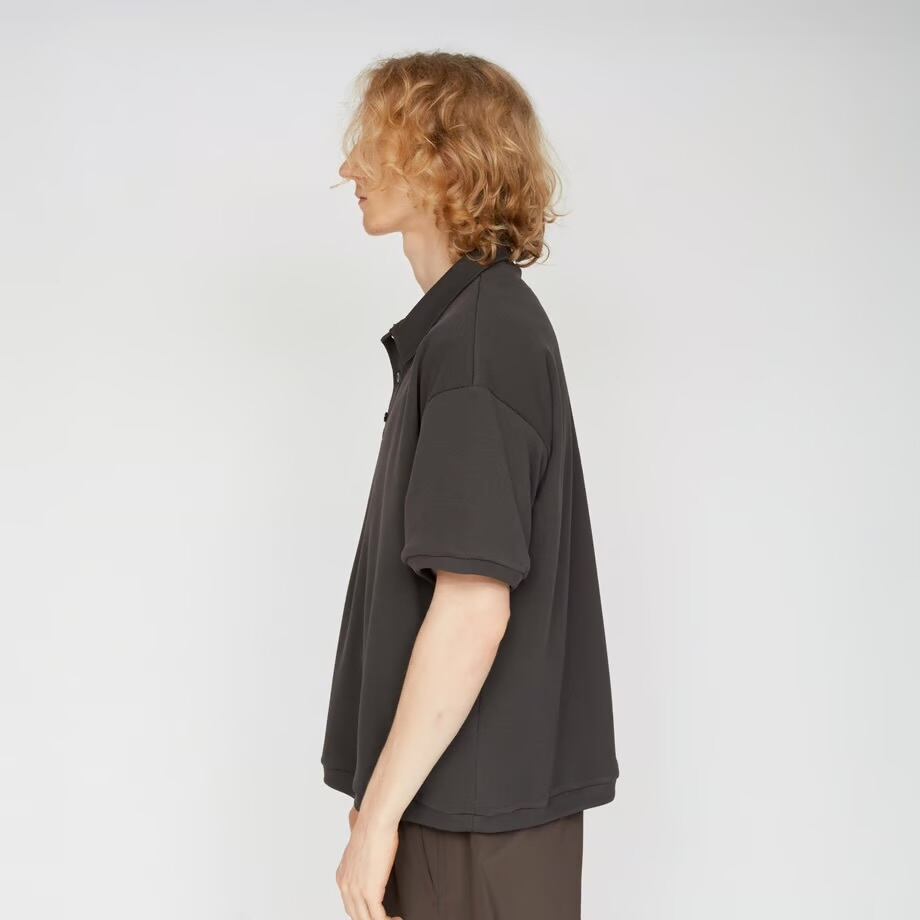 UNTRACE”_166 S/S POLO SHIRT CHARCOAL” | Lapel online store