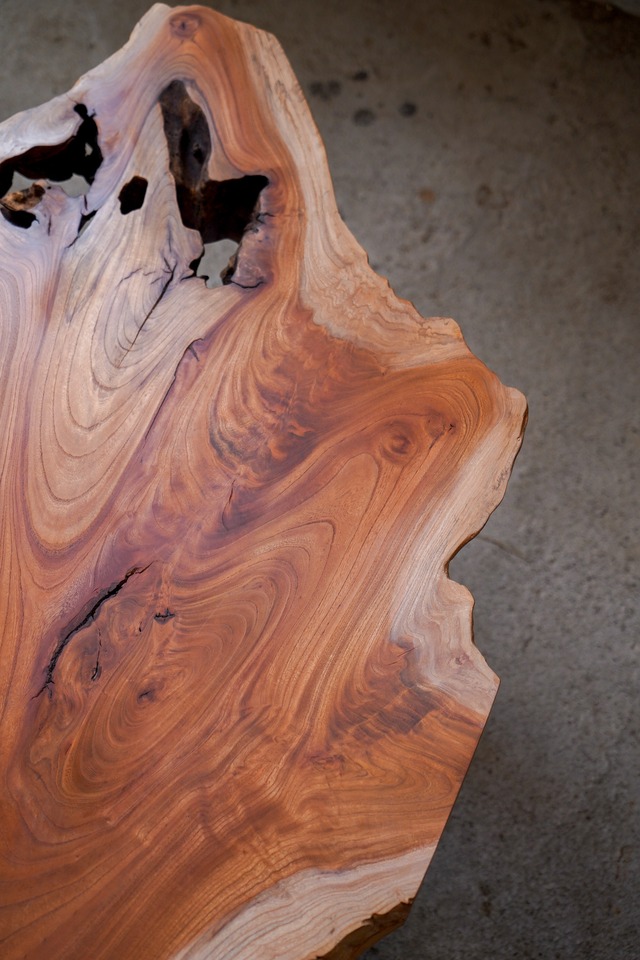 上質な欅の一枚板 ローテーブル（送無　※北海道、沖縄、離島は除く）