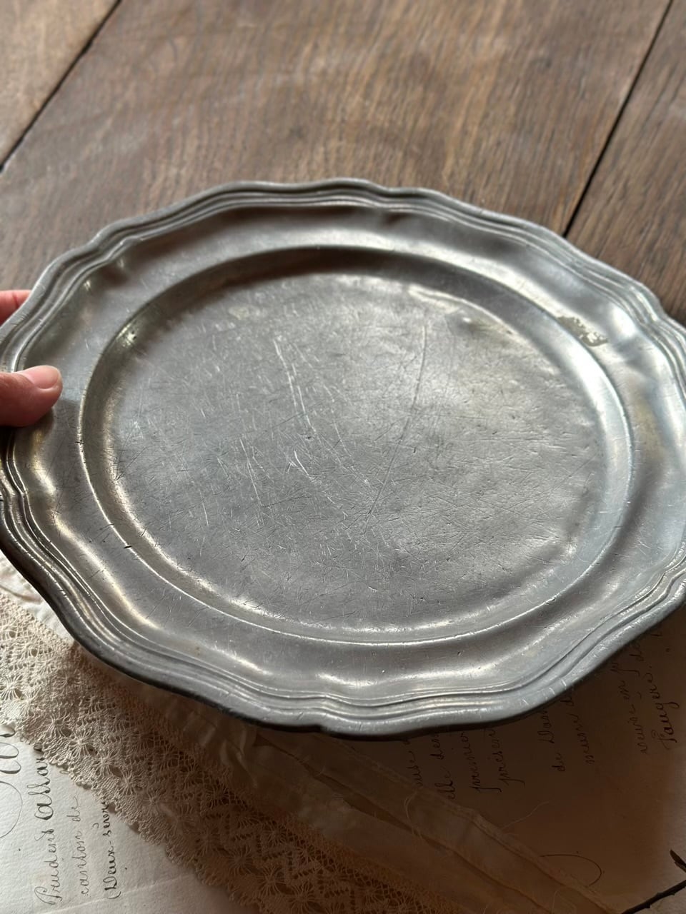 ピューターの飾り皿 花リム プレート | Brocante de La Cocotte