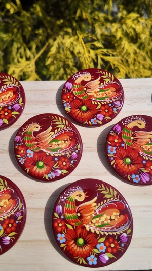 ウクライナ伝統絵画 ペトリキウカ塗り 木製ブローチ（ティモシェンコ作）