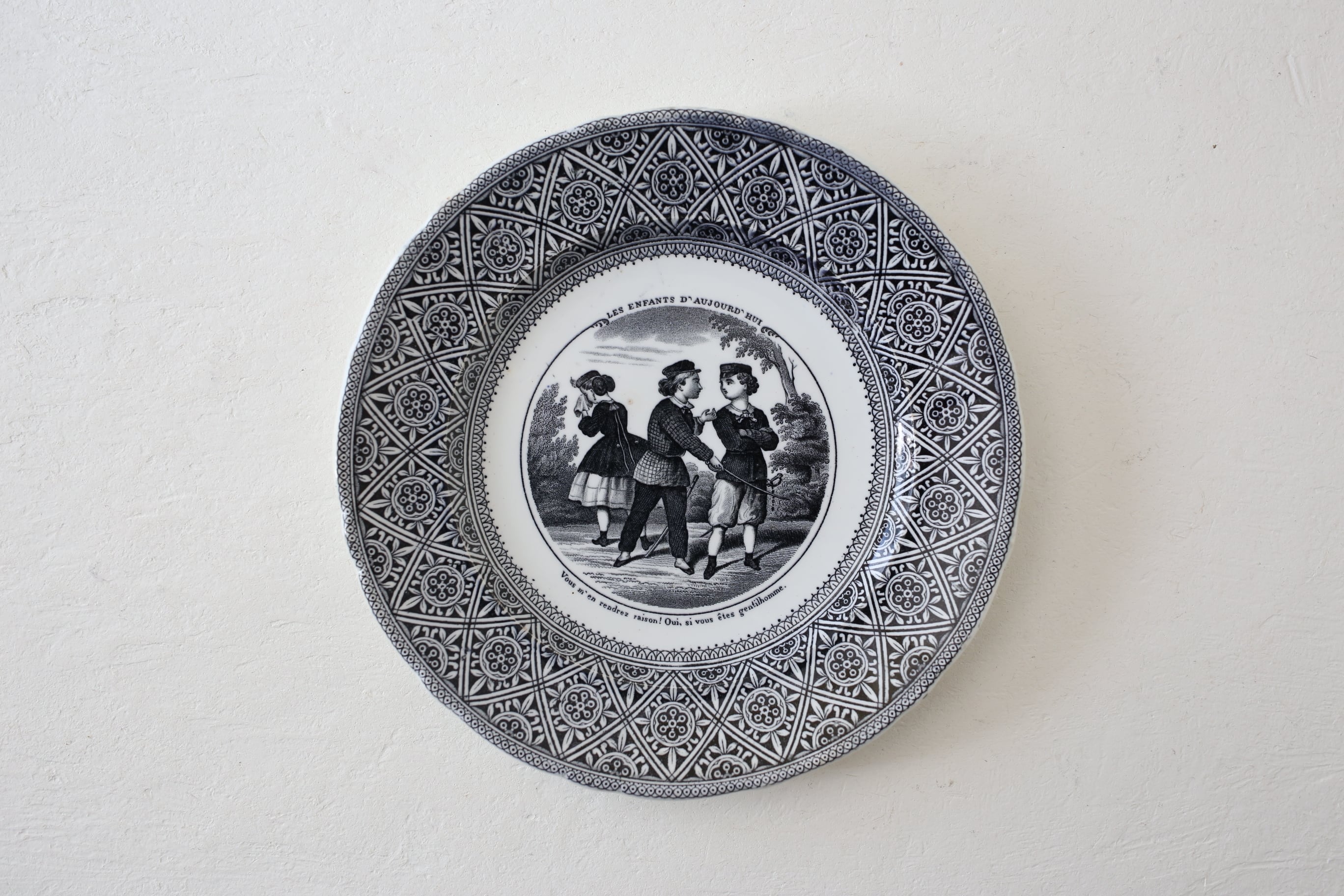 フランス アンティーク J.Vieillard & Cie Bordeaux グリザイユプレート 『LES ENFANTS D’AUJOURD’HUI』① N-03987