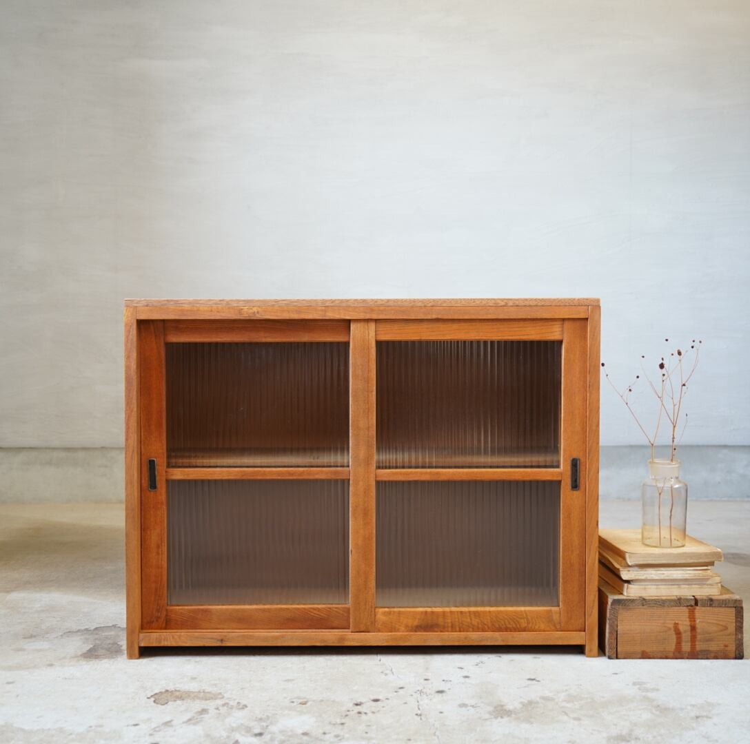 モールガラスの食器棚