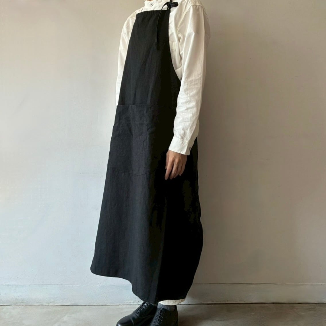 UTO / FRANCE APRON / BLACK | 糸と樹