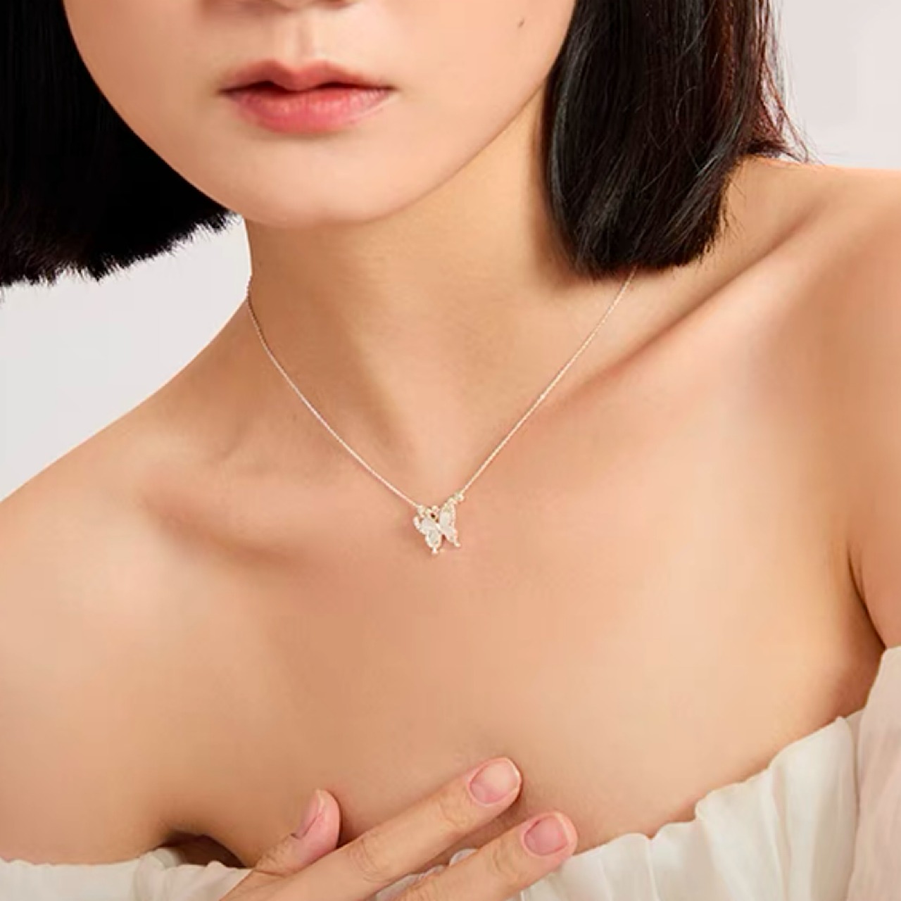おしゃれ　キラキラ　蝶々　シルバー　ネックレス