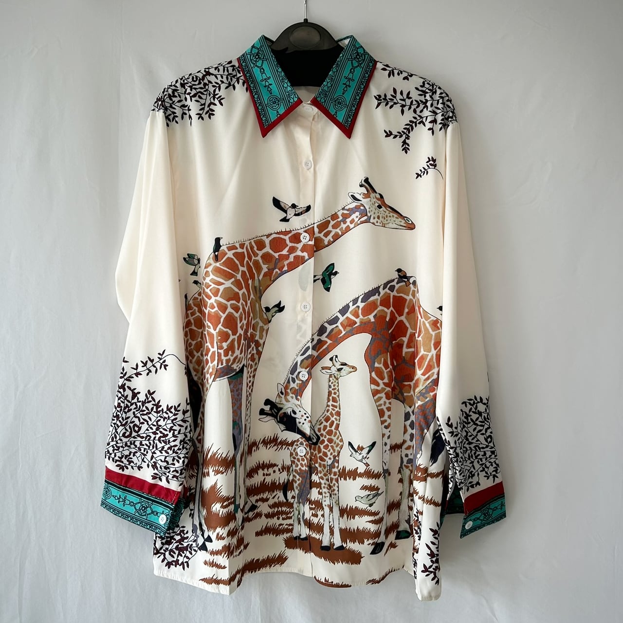 2024年春夏新作!襟元もおしゃれなキリン柄ロングシャツ