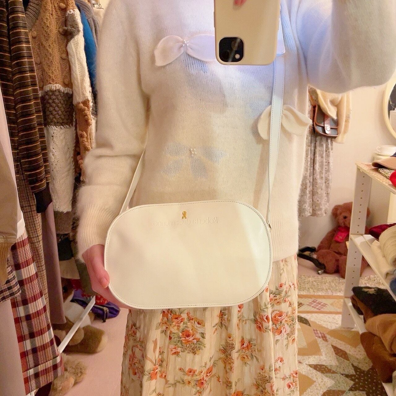 Roberta / white ellipse shoulder bag