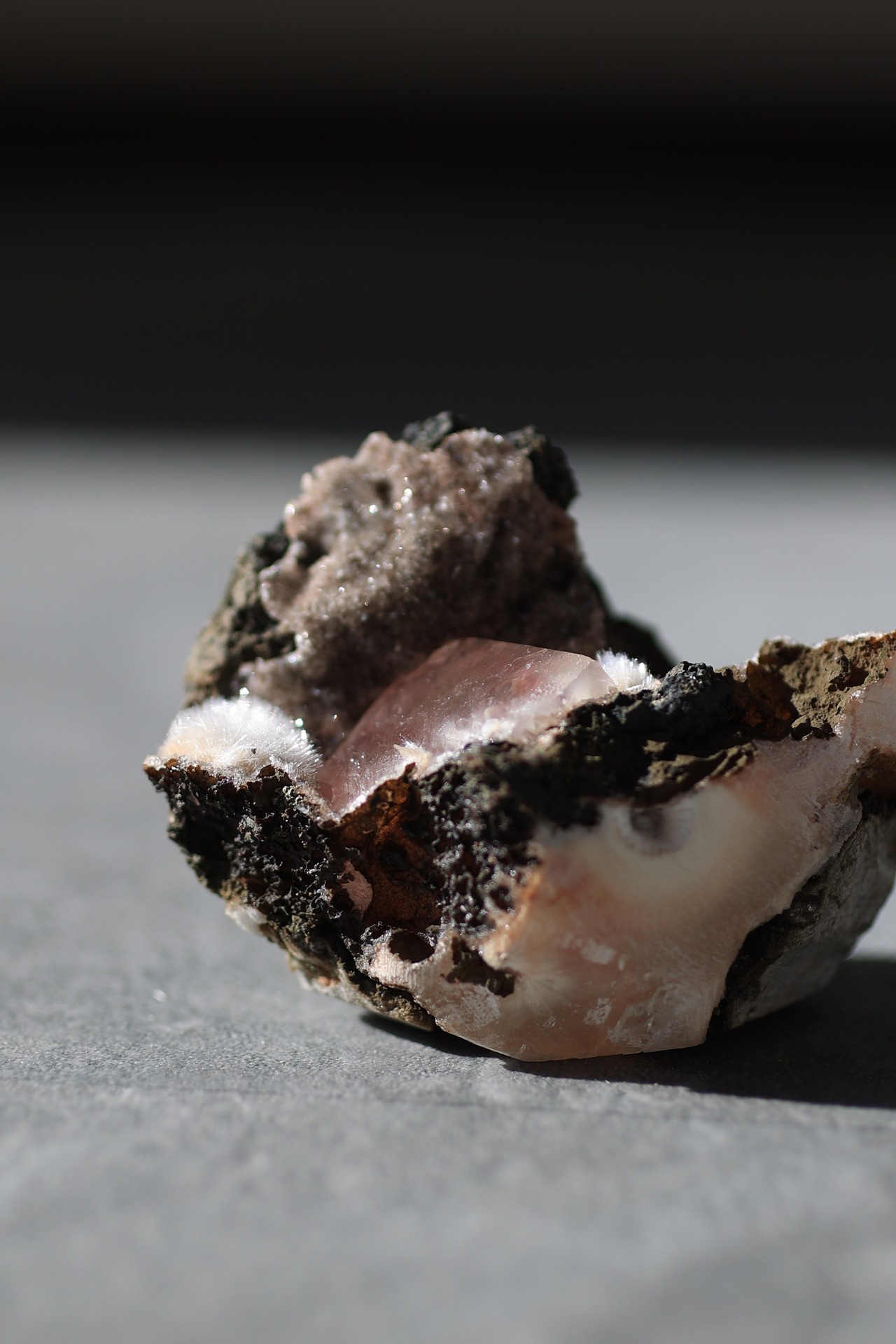 レッドカルサイト「希望の燈」Calcite × Mesolite ◇ 天然石・鉱物・パワーストーン・原石 | st00396