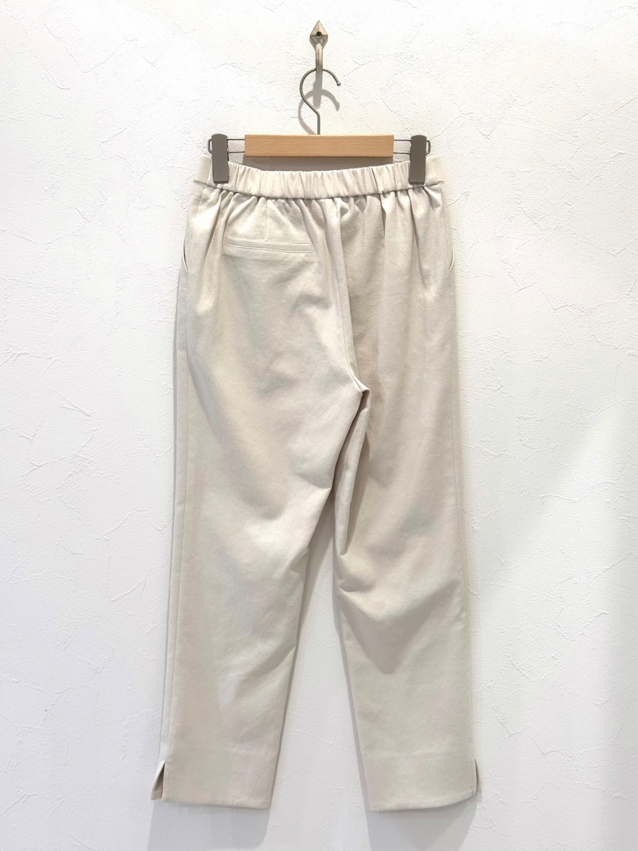 テーパードパンツ