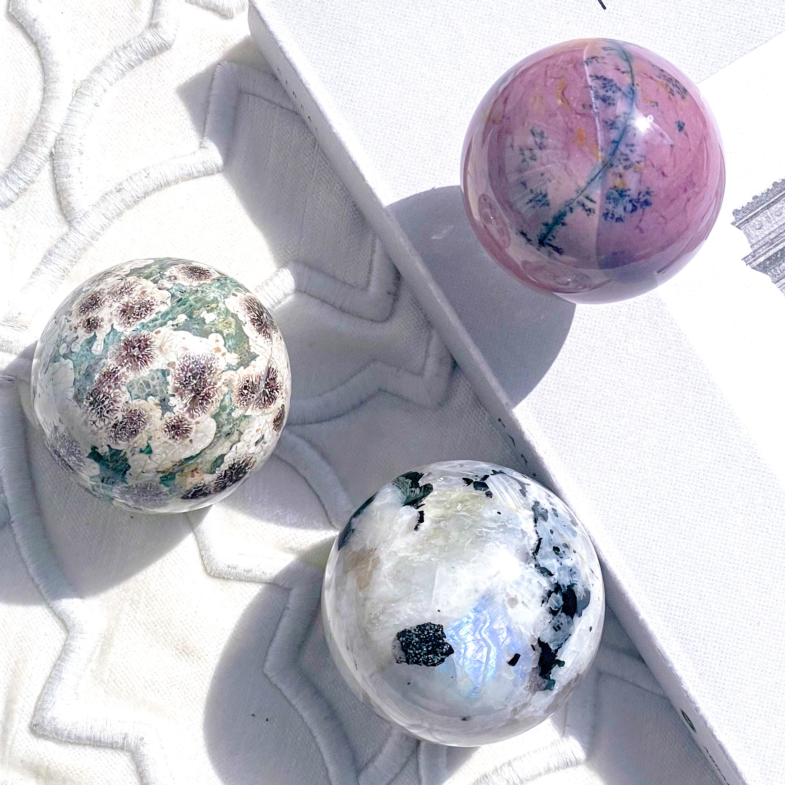 天然石 グリーンフラワージャスパー スフィア 丸玉 66.2ミリ台座付け綺麗