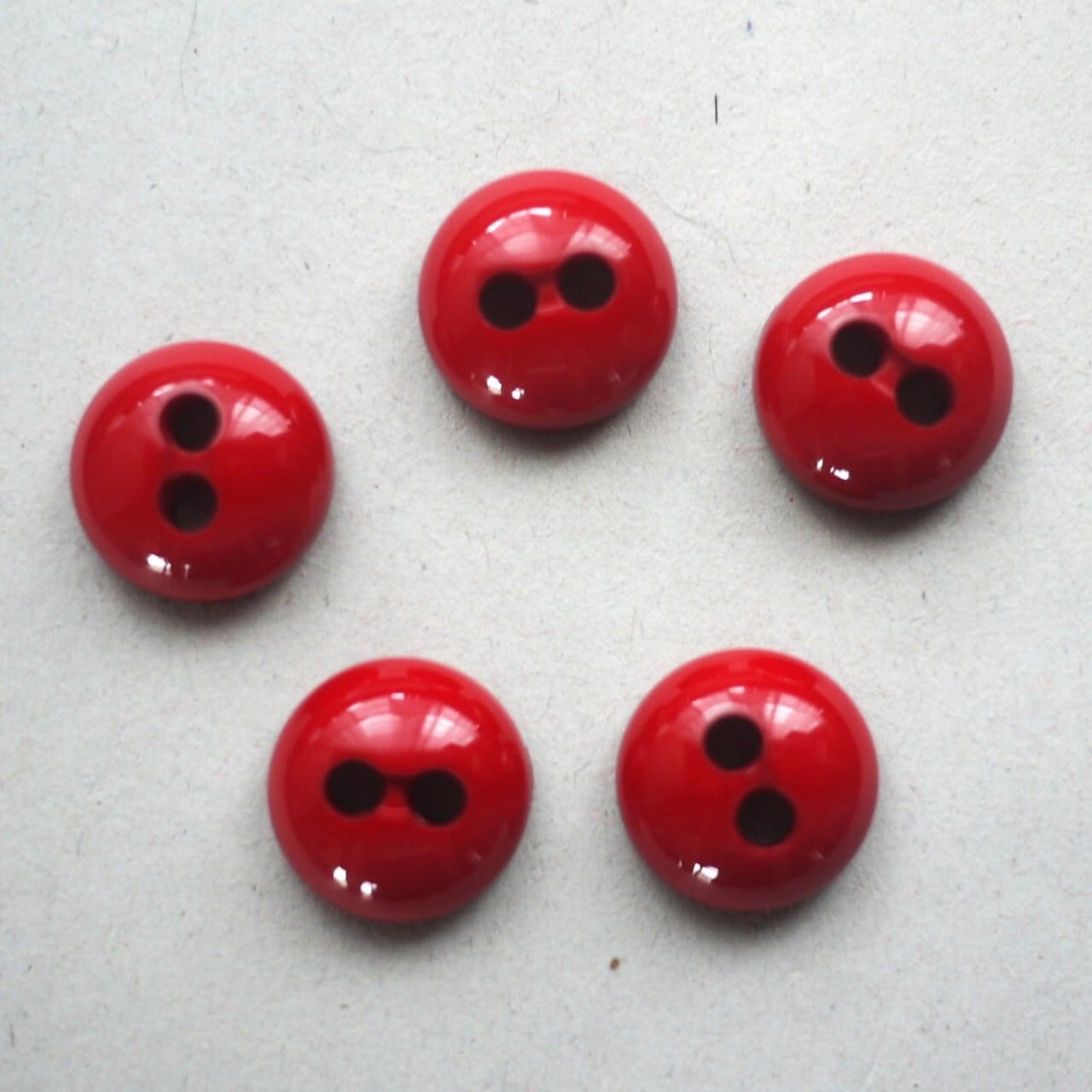 プラスチックボタン5P ころり赤ボタン Φ1.5 ドイツ