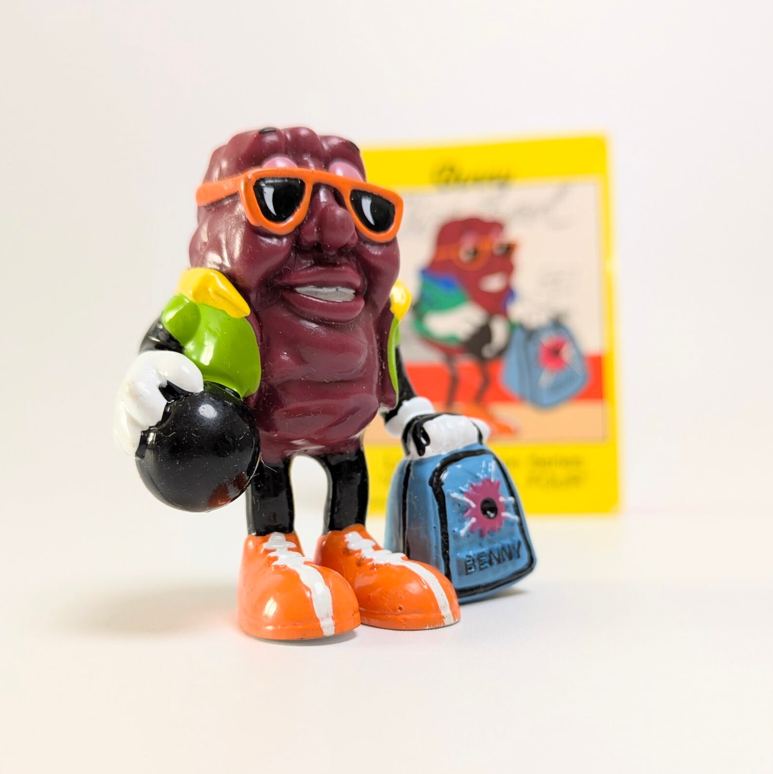 ☆ VINTAGE 1991 ☆ 【 California Raisins（カリフォルニアレーズン）】『 Benny Bowler ( ベニー ) / Hardee's / CARD有り 』 ハーディーズ ミールトイシリーズ / PVC フィギュア ビンテージトイ 〚アメリカン雑貨 アメトイ〛