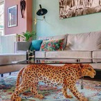 存在感抜群のアート家具｜ヒョウ ガラステーブル