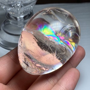 5.虹たま☆透明度高く大きい水晶たまご・可愛い台座付き