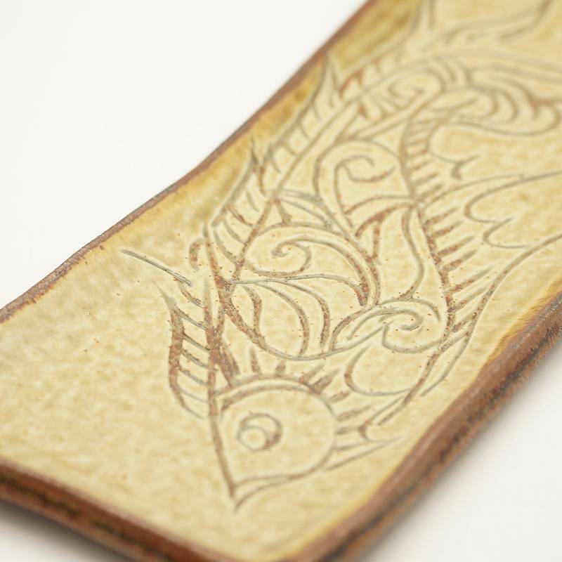 たたら板皿 線彫り魚紋【金城陶器秀陶房】