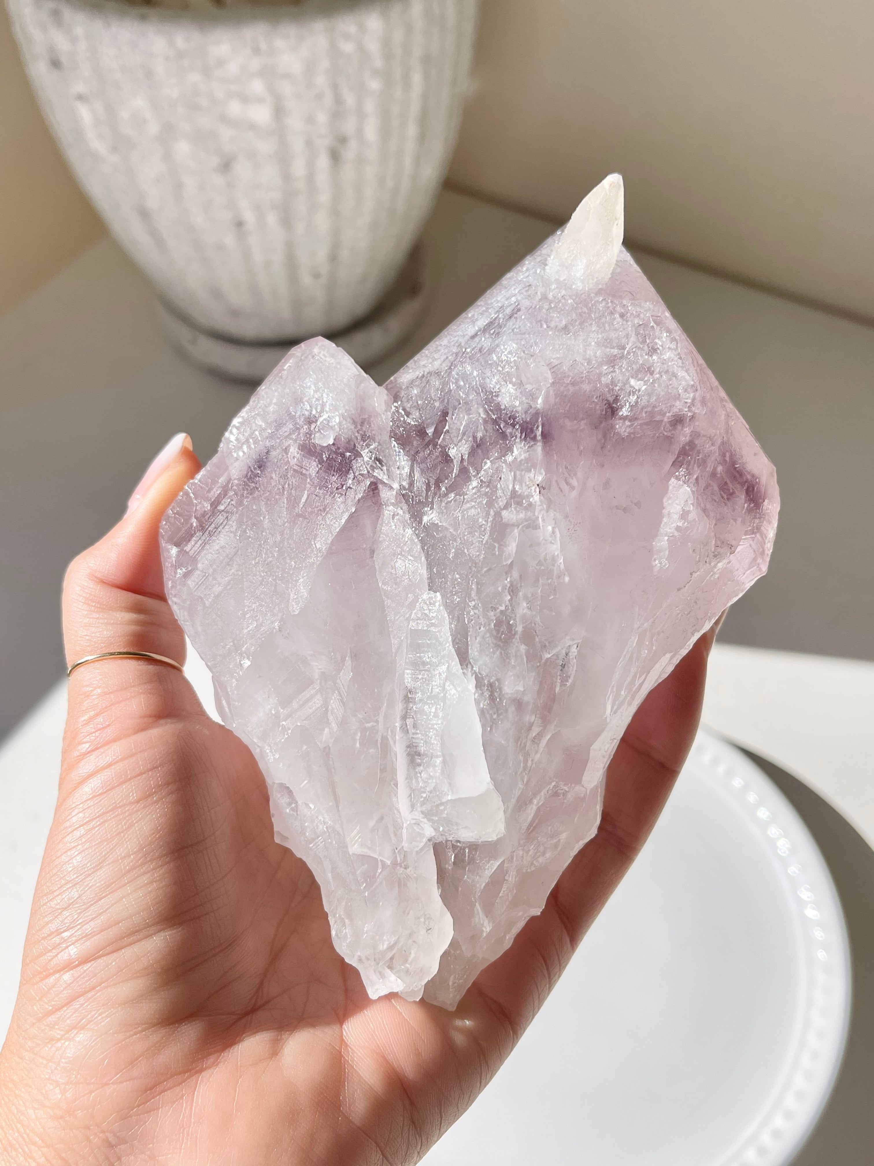 ブラジル産 カルサイトオンホワイトファントムアメシストツイン/ square calcite on amethyst twin