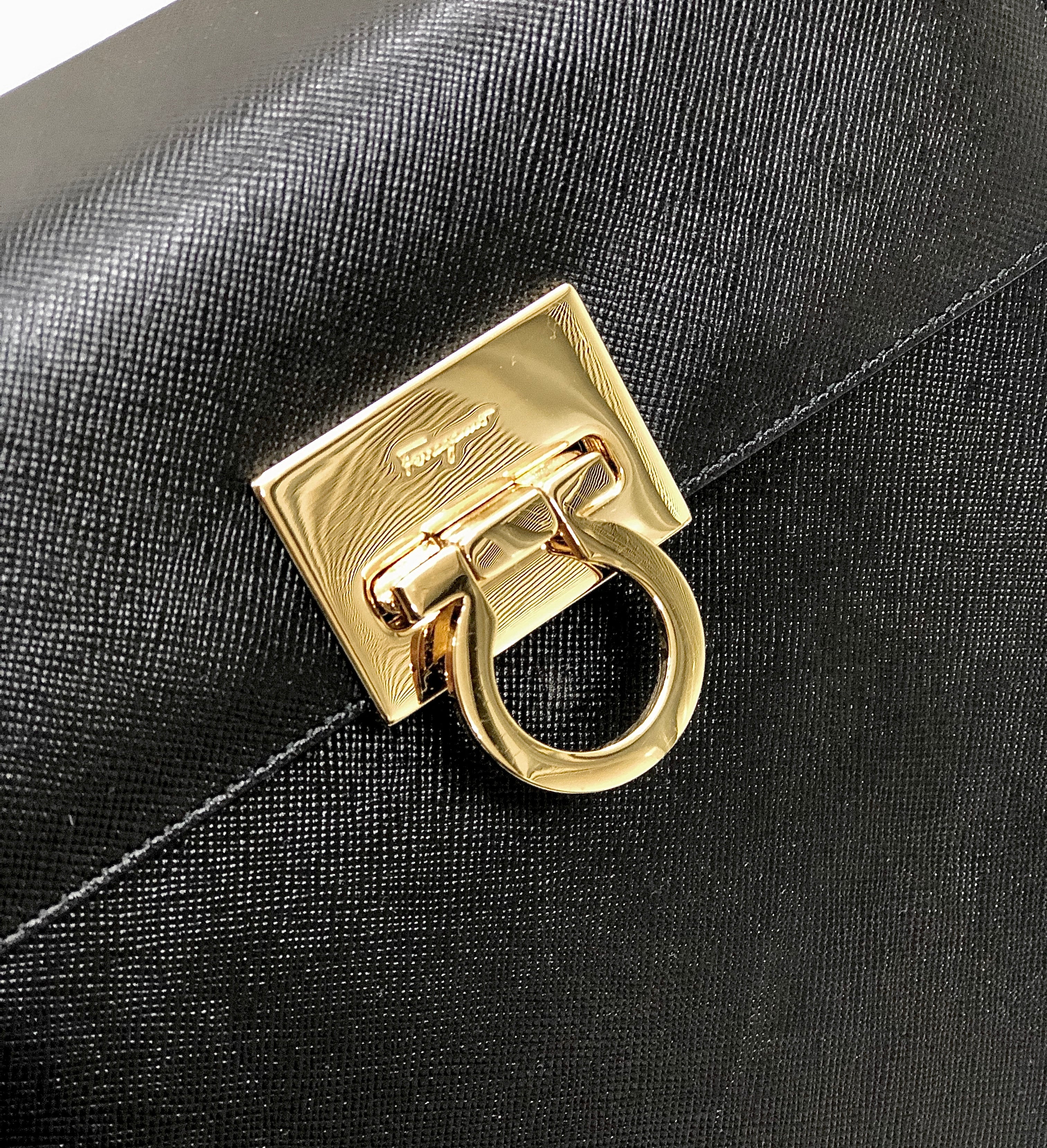 Salvatore Ferragamo サルヴァトーレ フェラガモ ガンチーニ エンボス