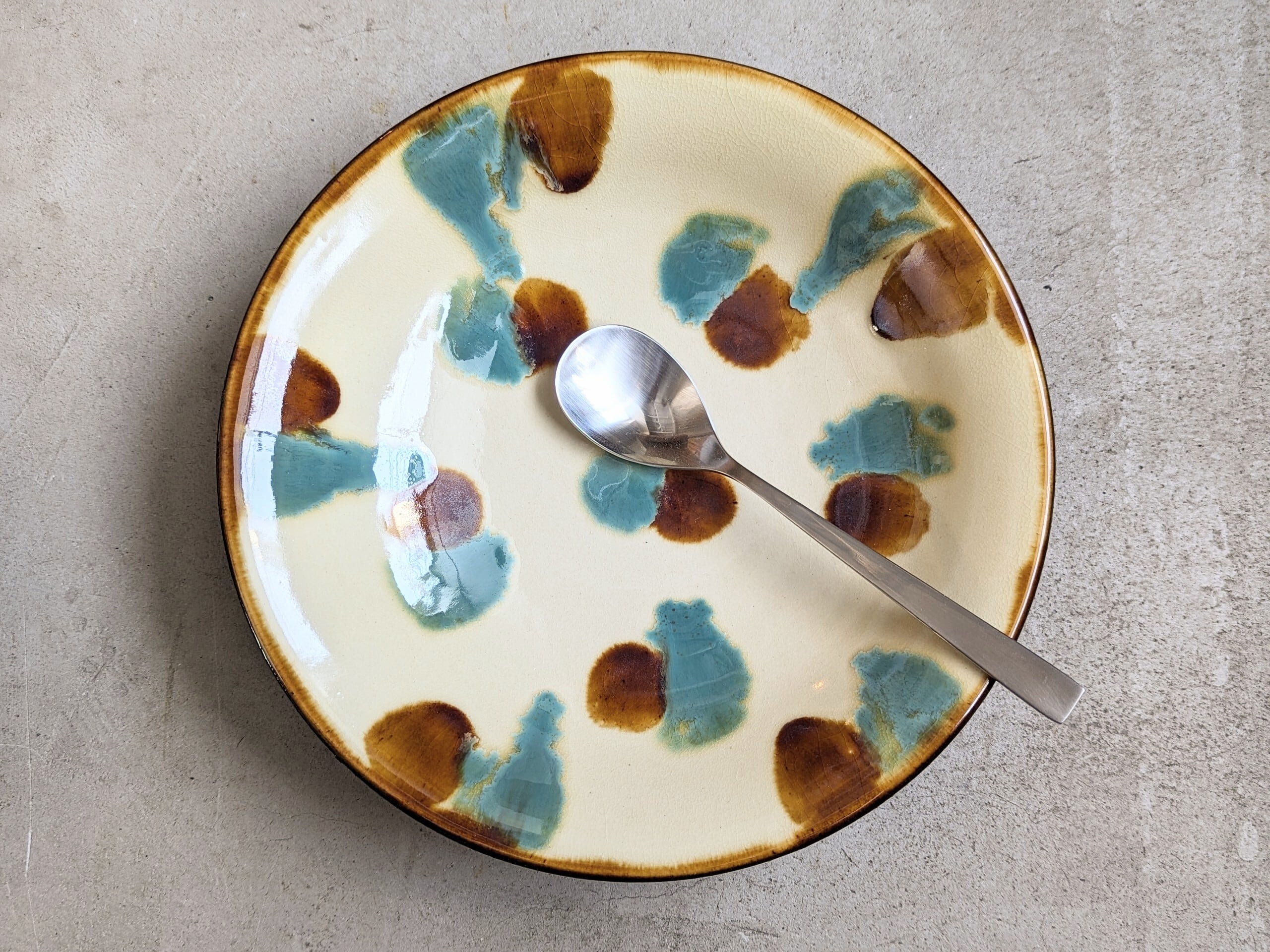 やちむん 皿8寸（三彩） | 仲間陶房 | inoya | Basic Life Store