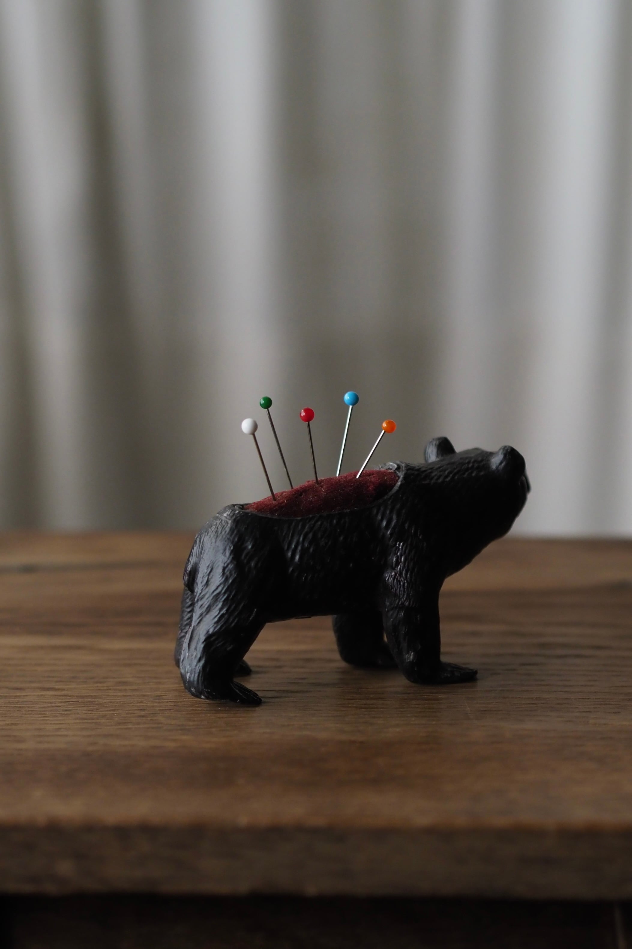 のしのし歩くクマのピンクッション-antique pewter bear pin cushion