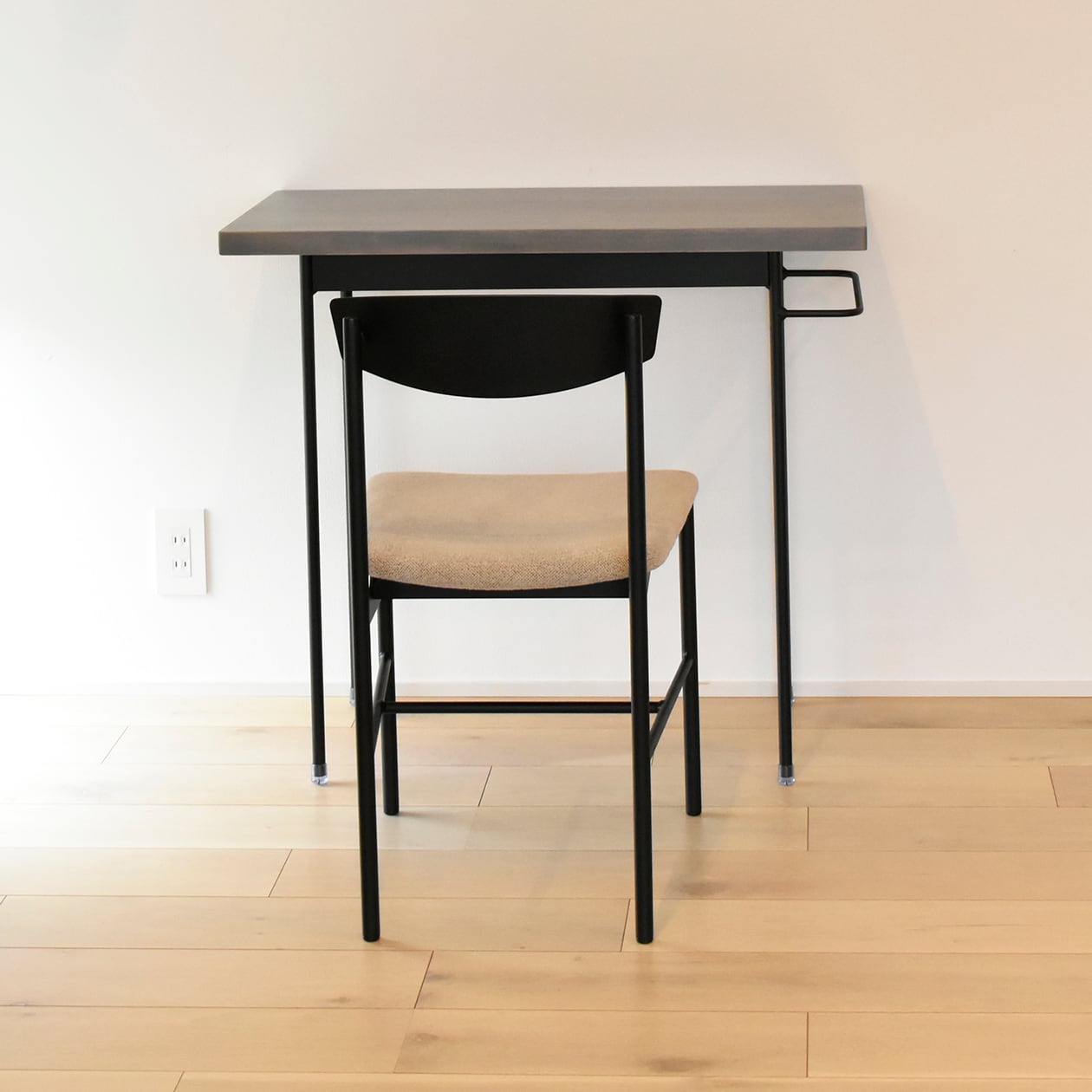 しっかり座れてコンパクトなアイアンチェア Petitチェア【FCF1977 FB-A