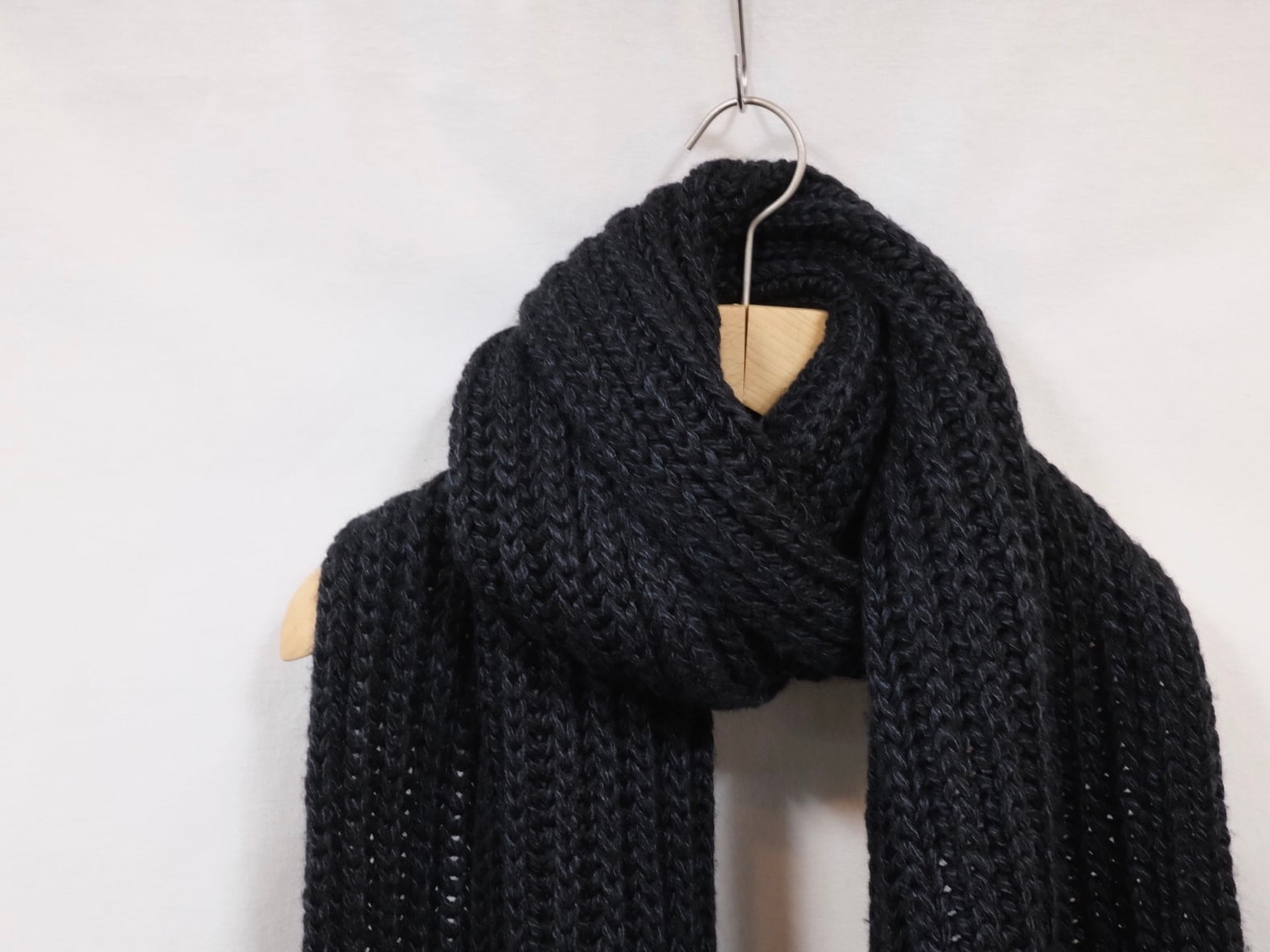 BATONER “ LOW GAUGE FRINGE MUFFLER “ BLACK | Lapel online store