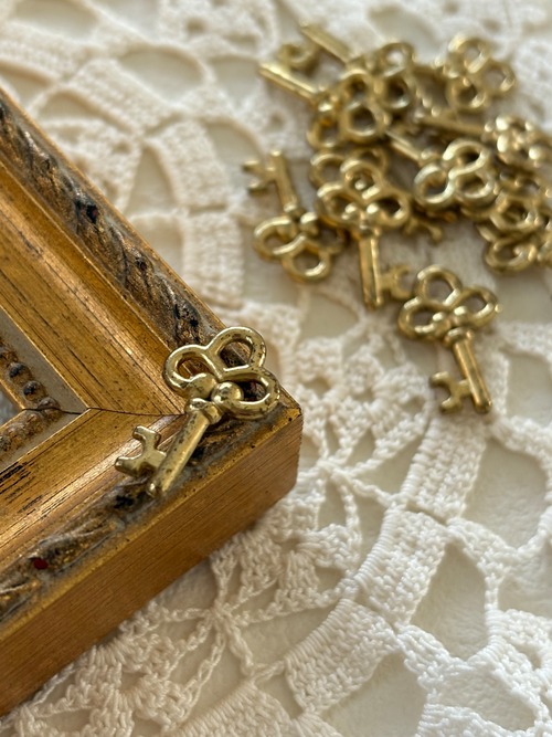 フランスVintage ヴィンテージパーツ Key 鍵 ゴールド プラスチック チャーム アクセサリーパーツ デコレーション材