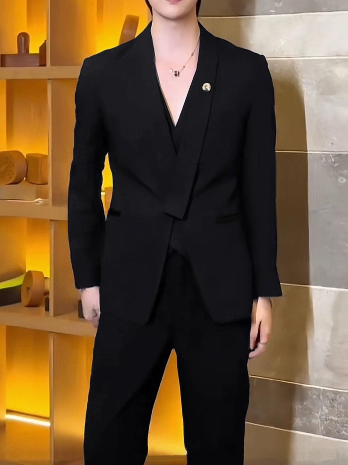 秋のシックなスーツジャケット