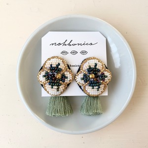 ◯ビーズ刺繍フラワータッセルアクセサリー《ネイビー×グリーン》◯