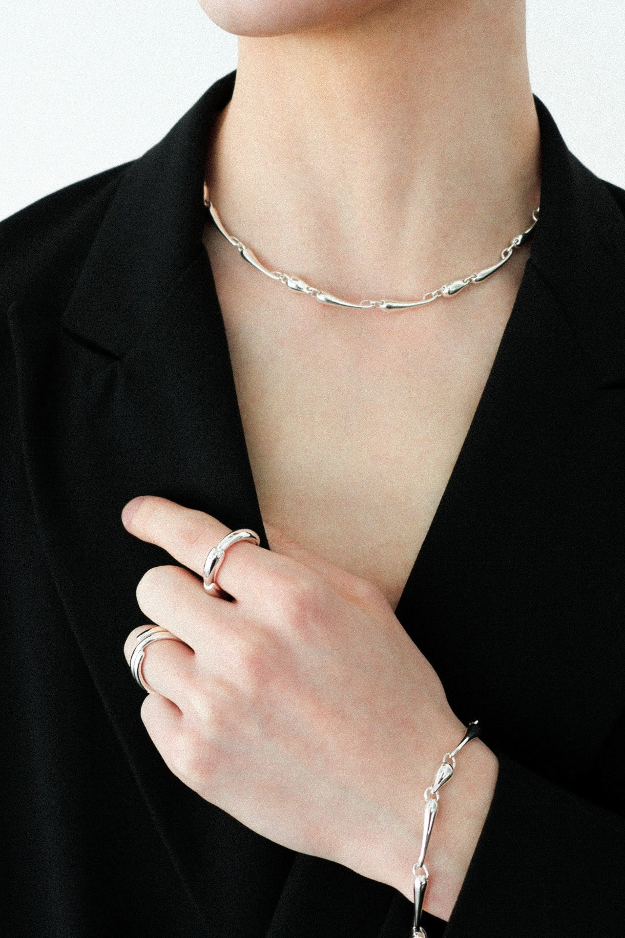 H Drop Necklace “Veiné”