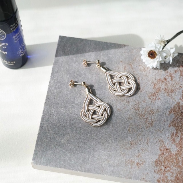 あわじ結び(ベージュ×胡粉) ピアス/イヤリングの画像