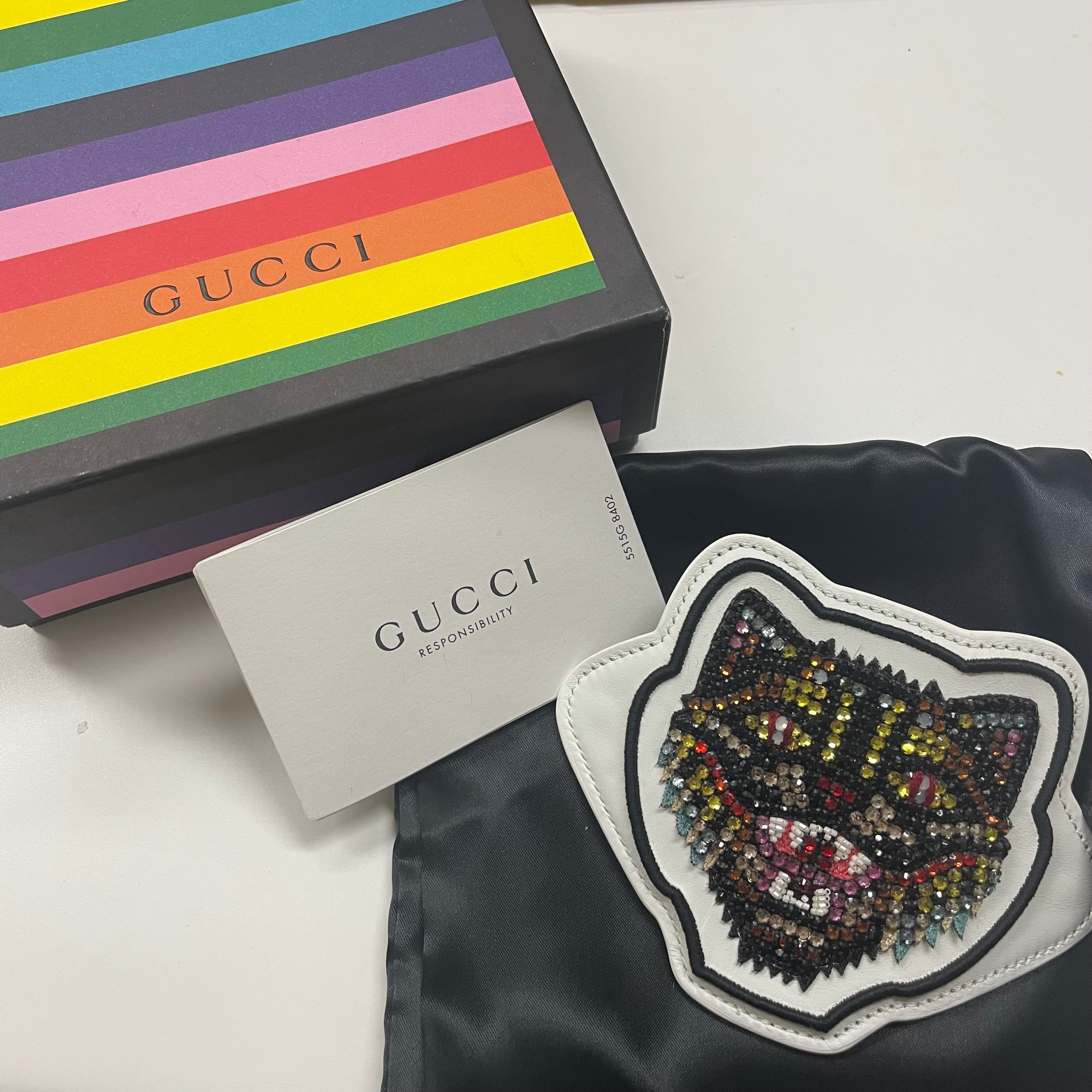 グッチ スニーカーバッチ クリスタル 虎 479196 片方のみ