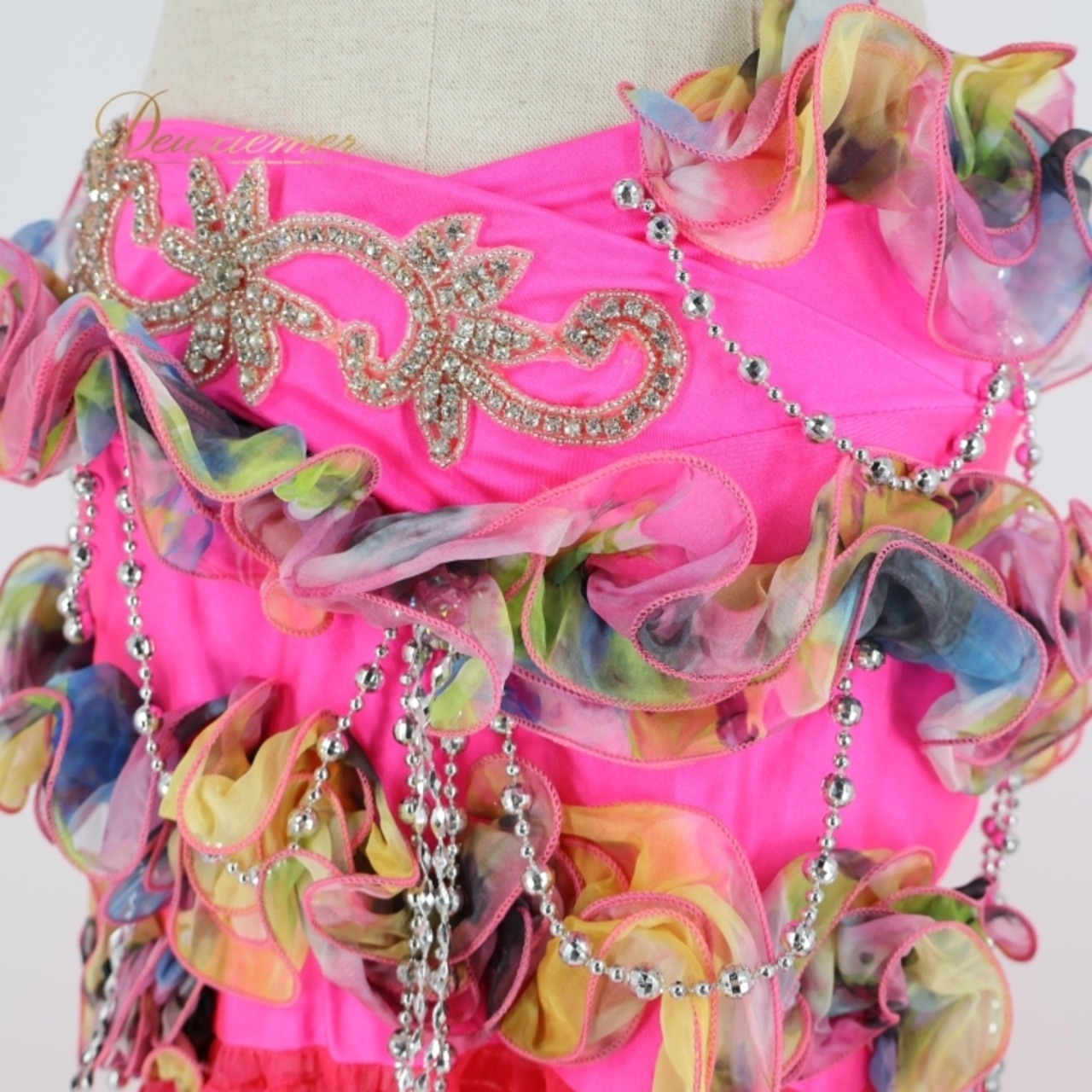 ベリーダンス オリエンタル 衣装 上下セット ピンク系 ラインストーン フリル 華やか 黄 青 キラキラ 煌びやか ツーピース 鮮やか ダンス衣装 ステージ 豪華 装飾 イベント ストレッチ 伸縮 イエロー系 ブルー系 シルバー系