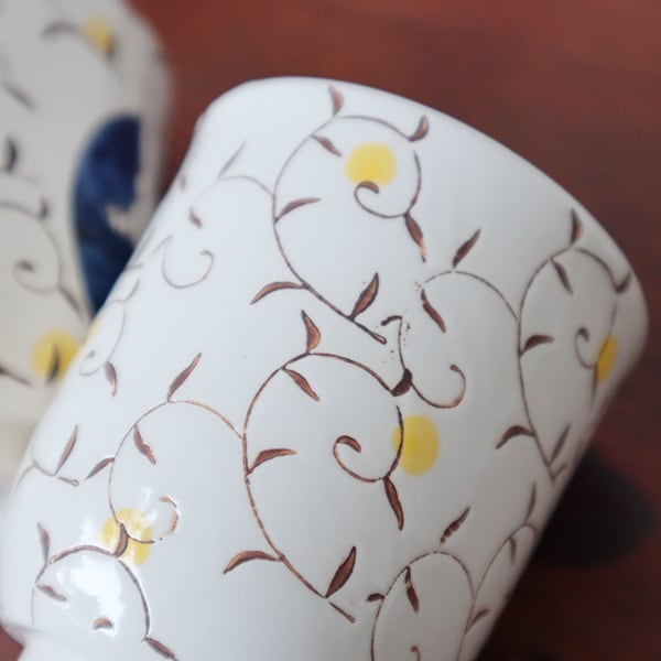 波佐見焼 丸コップ うさぎ唐草（青・赤）4-088 | MARUFUKU utsuwanohana