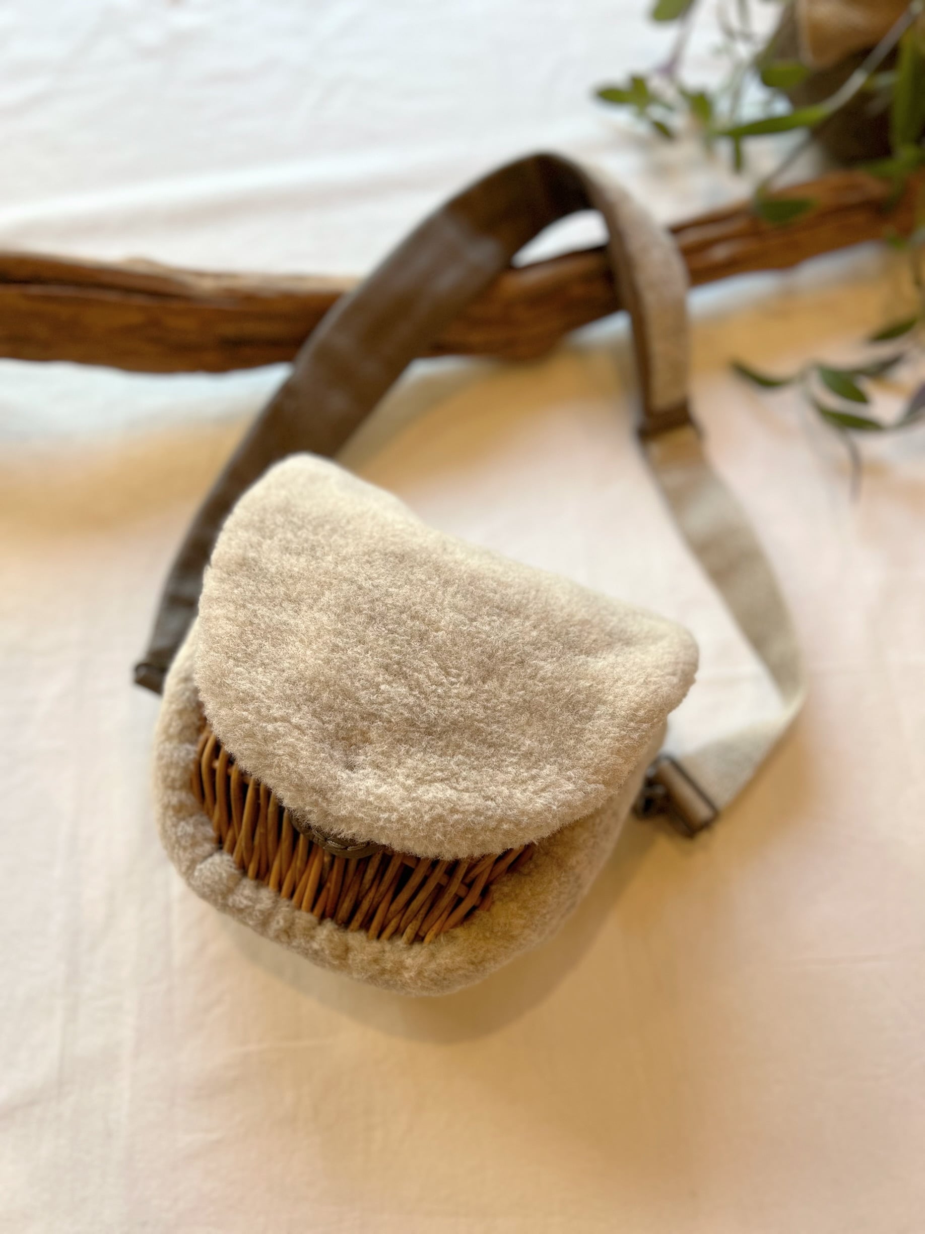 ebagos / ボディバッグS・ウールボア | anouk