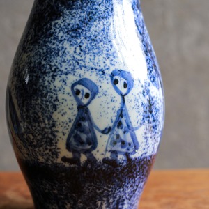 草原で馬が寄り添う、陶器のフラワーベース