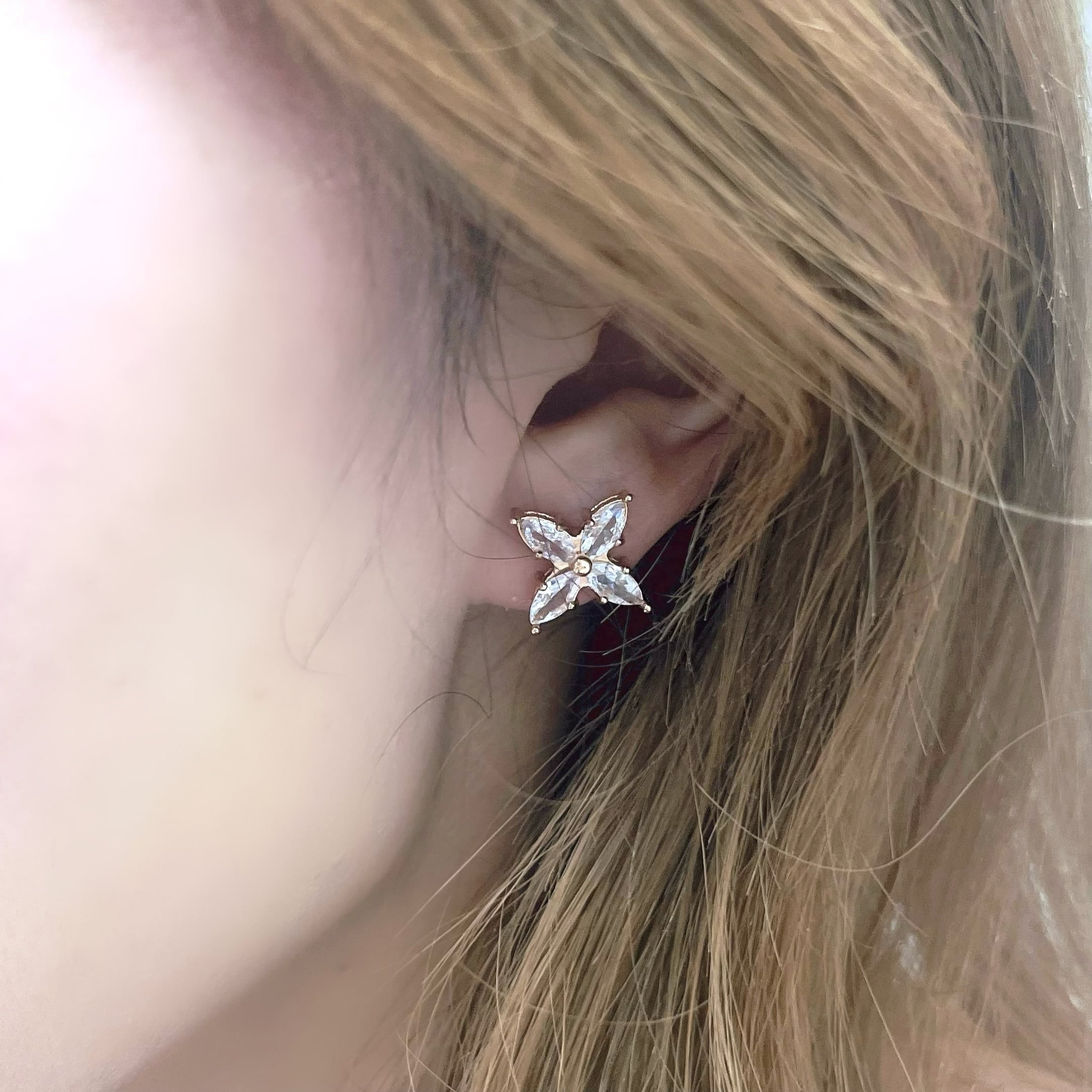 Shine flower pierce | milcy（ミルシー） 大人フェミニンアクセサリー