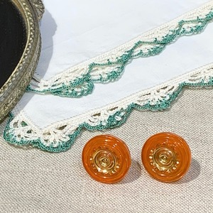 チェコ ヴィンテージ ガラスボタンのピアス　(オレンジ×ゴールド)