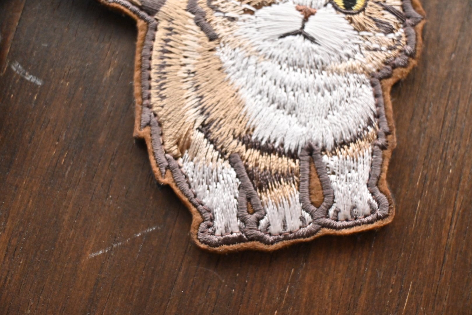 刺繍キジ白長毛ちゃんのキーホルダー【全身】 | 猫と暮らす洋裁店