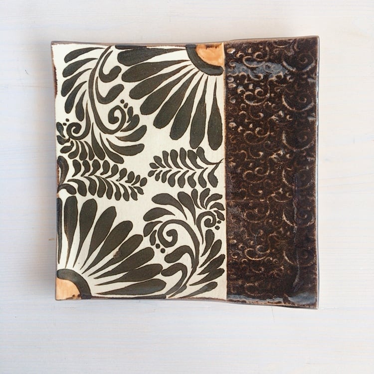 尚工房 型押し角皿 唐草 ブラウン