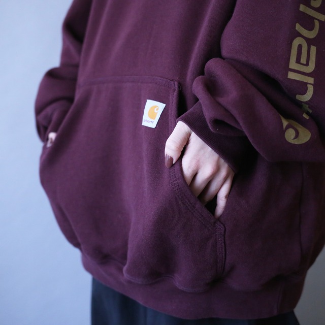 "Carhartt" sleeve logo printed over silhouette bordeaux sweat parka