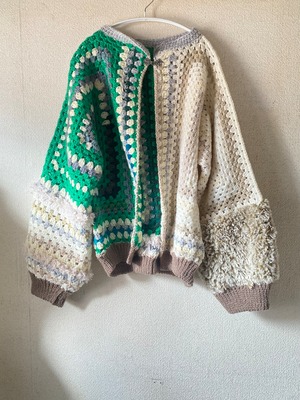 A lovely hand-knitted cardigan with a granny hexagon motif.　ヘキサゴングラニーのゆるカーディガン　緑×白
