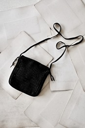 フランス 黒花たちと麻とシルクの闇夜色ポシェット アイリッシュクロッシェ アンティーク