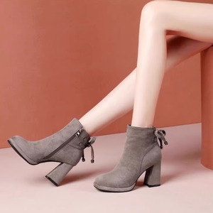 【送料無料】 ブーツ 2色 スエード生地 靴 シューズ ハイヒール ポインテットゥ 飾り リボン エレガント 可愛い 大人可愛い きれいめ シンプル カジュアル シック コンサバ 華やか 大人 上品 おしゃれ 主役級 こなれ感 高見え 高級感 無地 秋 冬 レディース 女性用 ママ 20代 30代 40代 デート お出かけ 女子会 お呼ばれ お茶会 授業参観 垢抜け デイリーユース 普段使い ファッション コーデ スタイル 楽ちん 歩きやすい 美脚 脚長 定番 スタイルアップ ブラック グレー