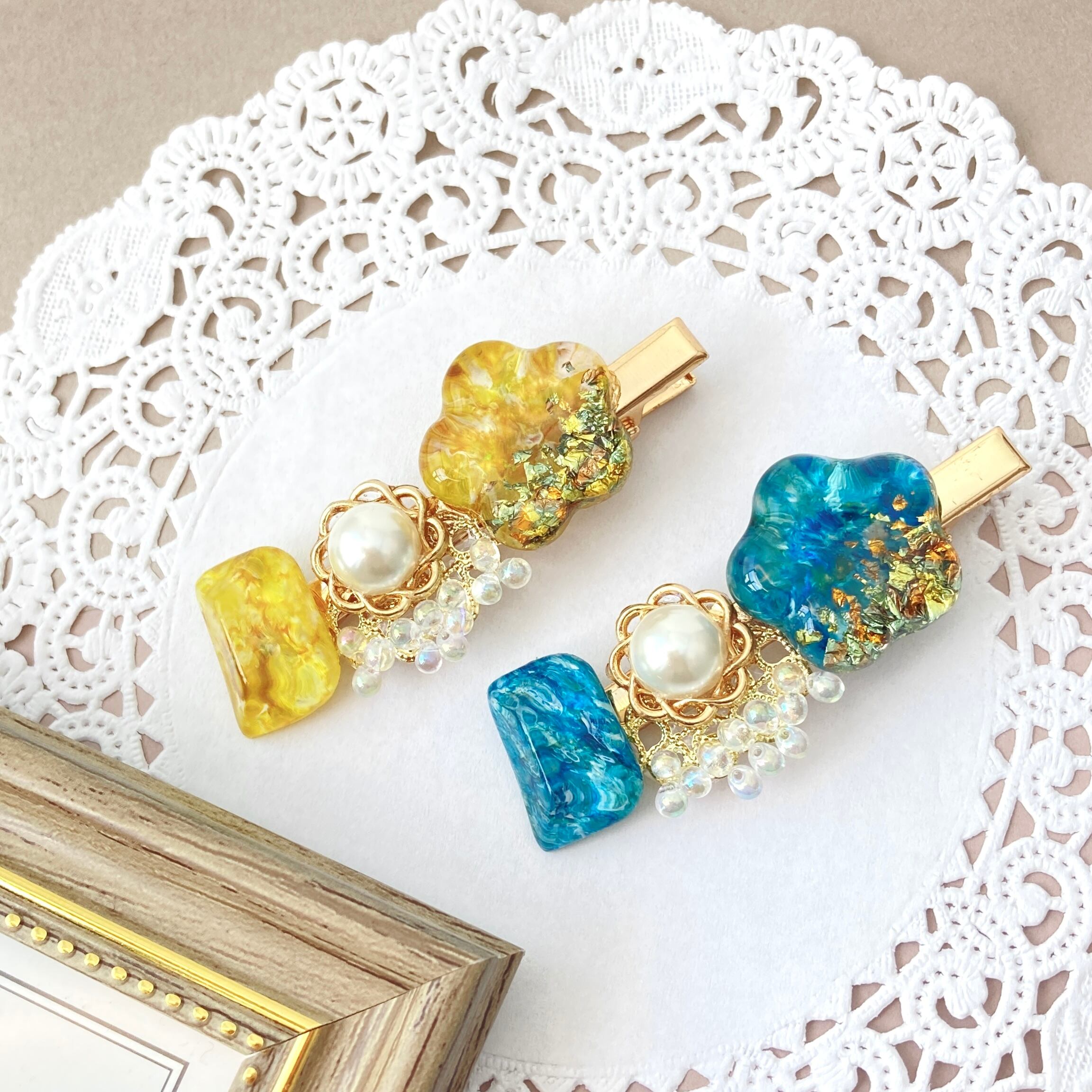 ブルーの刺繍フラワーとマットな質感金箔入りレジン桜のヘアクリップ♥️ 31b21671e738cca59caf8446cacfe1