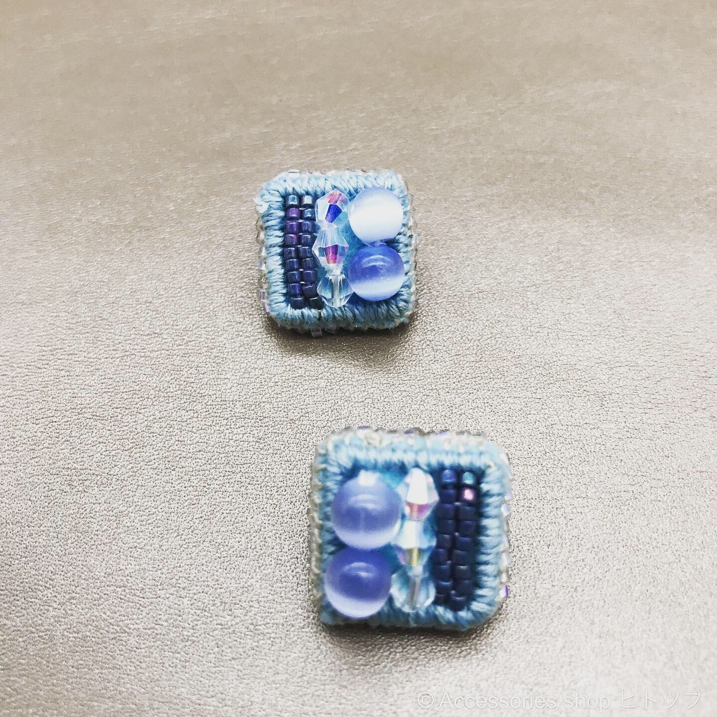 0188：blue×square ビーズ刺繍のスタッドピアス 