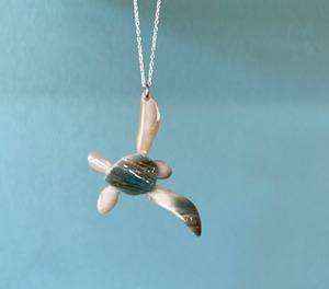 夜光貝カメのペンダント