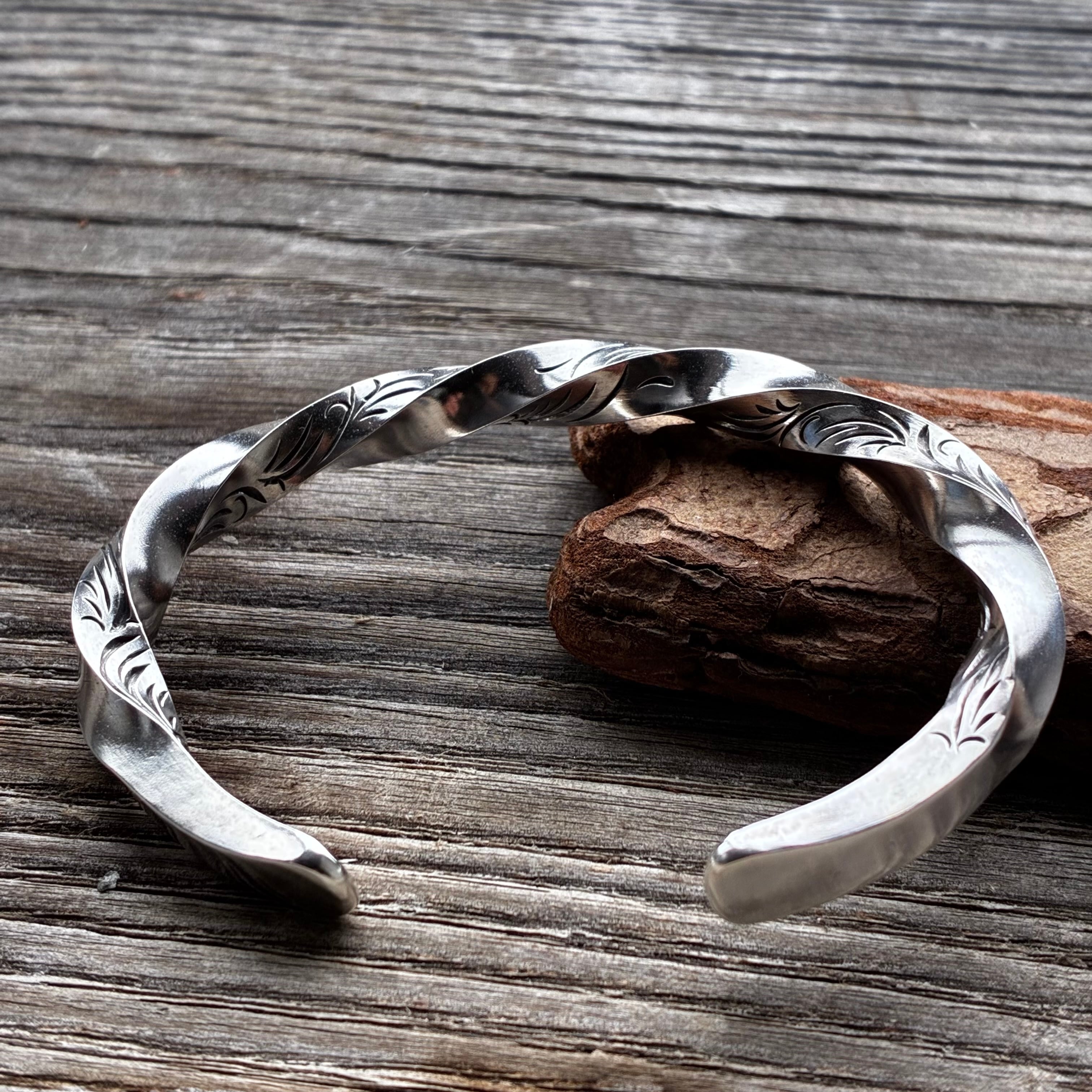 Arabesque Twist Bangle- M | 彫金工房アルソミトラ