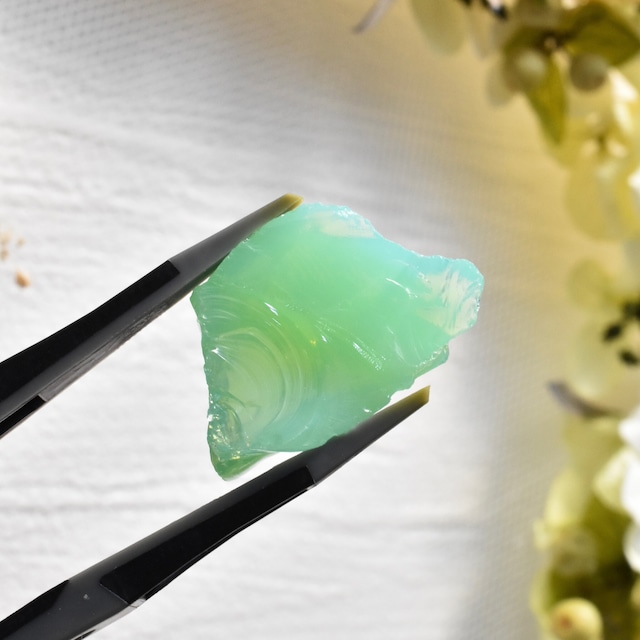 【レア色】インドネシア産アンダラクリスタル原石 ミルキーグリーン A